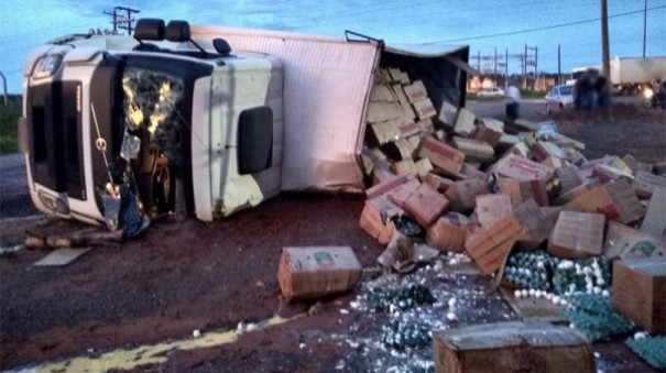 Caminh�o com carga de ovos tomba e motorista sai ileso do acidente