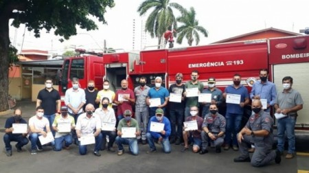 Pelotão de Bombeiros de Adamantina faz homenagem a funcionários da prefeitura de Adamantina