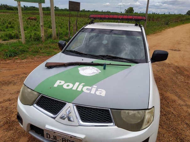 Pol�cia Ambiental apreende espingarda cartucheira e frasco com p�lvora em assentamento rural em Paulic�ia