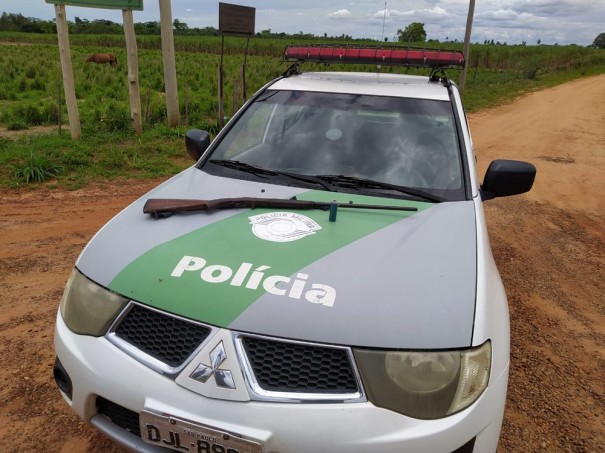 Polcia Ambiental apreende espingarda cartucheira e frasco com plvora em assentamento rural em Paulicia