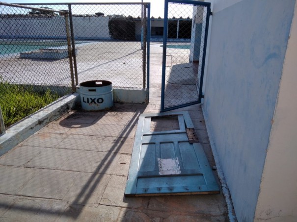 V�ndalos voltam a destruir reparti��o da Piscina Municipal em Osvaldo Cruz