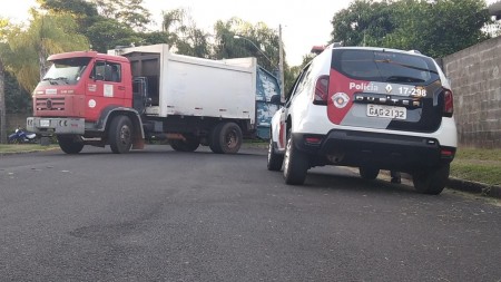 Coletor fica ferido após ser prensado por caminhão de lixo em OC
