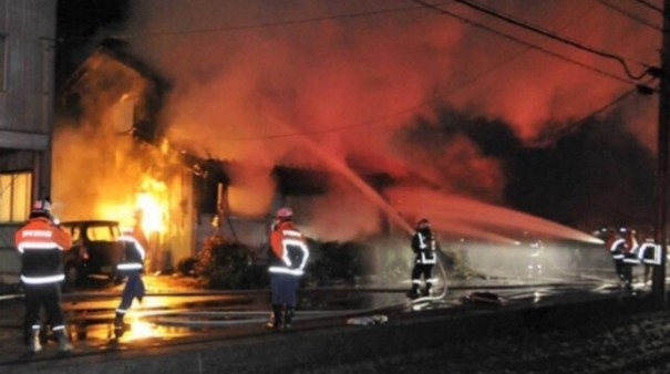 No Japo, moradora de Luclia tem casa destruda por incndio; No Brasil, famlia pede oraes