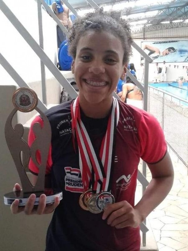 Nadadora de 14 anos que morreu de covid competiu aps resultado positivo