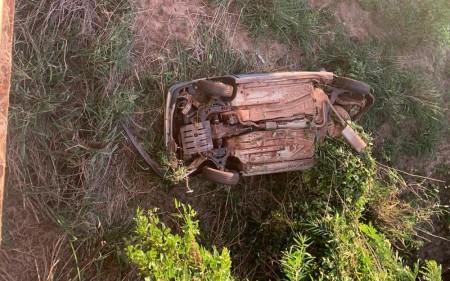 Motorista perde controle da direção e carro cai de ponte de 10 metros de altura