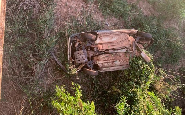 Motorista perde controle da dire��o e carro cai de ponte de 10 metros de altura