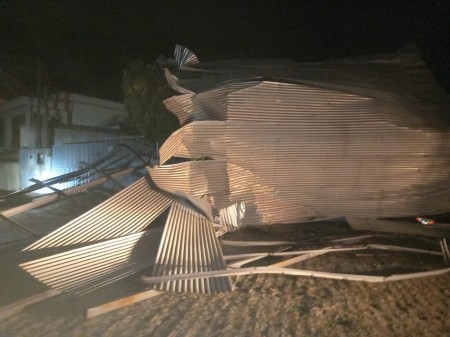Vendaval e chuva de granizo causam destelhamento de 15 casas em Lucélia