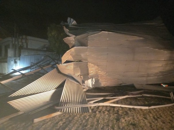 Vendaval e chuva de granizo causam destelhamento de 15 casas em Luclia