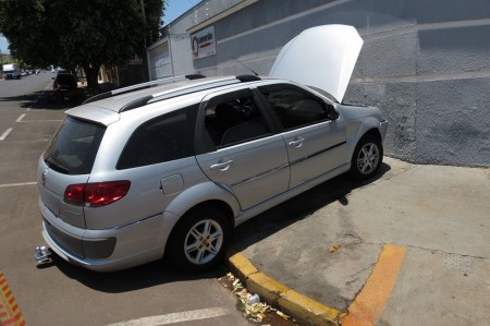 Motorista passa mal, perde controle da direção e bate veículo em muro em Dracena
