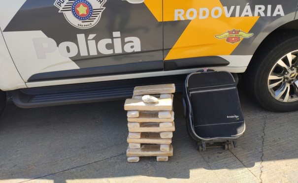Fiscaliza��o apreende mais de 15 quilos de maconha em bagagem de adolescente na SP-270