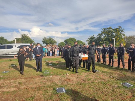 Salva de tiros marca homenagens em sepultamento de policial civil assassinado pelo parceiro de trabalho