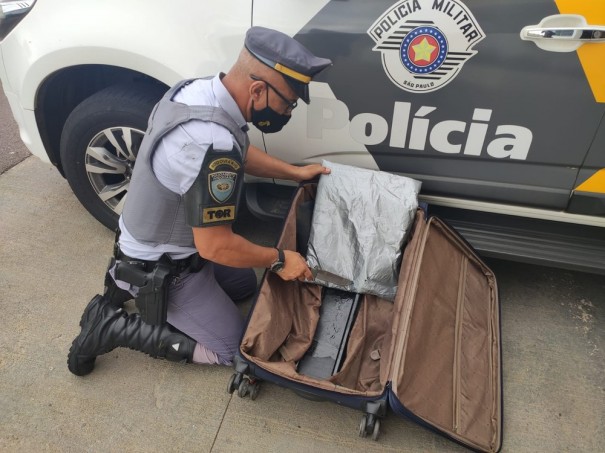 Boliviano � preso com quase 3 quilos de coca�na em fundo falso de mala