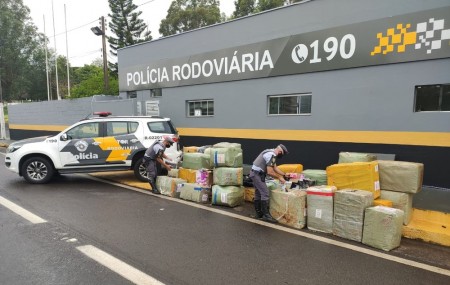 Polícia Rodoviária apreende cerca de 10 mil óculos e 2 mil essências de narguilé sem nota fiscal