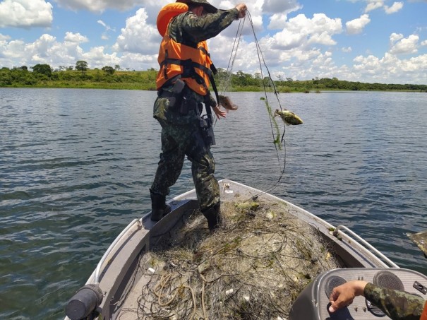 Pol�cia Ambiental apreende mais de 2 mil metros de redes de pesca armadas irregularmente no Rio Paran�