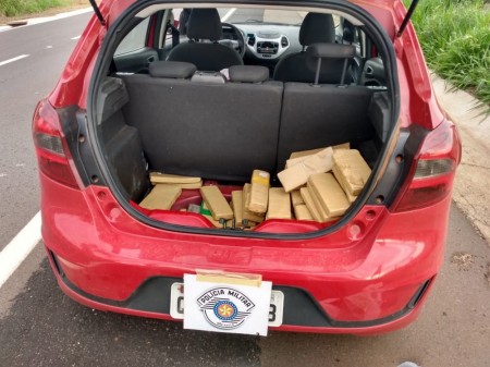 Fiscalização apreende carga de maconha em carro na SP-294 em Paulicéia