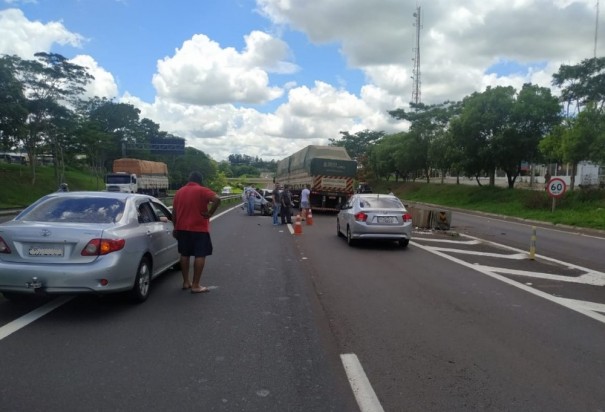 Motorista fica preso nas ferragens ap�s bater carro em defensa met�lica na SP-270, em Presidente Prudente