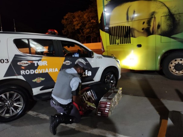 Fiscaliza��o apreende 1,2 mil ma�os de cigarros contrabandeados na SP-270, em Presidente Epit�cio