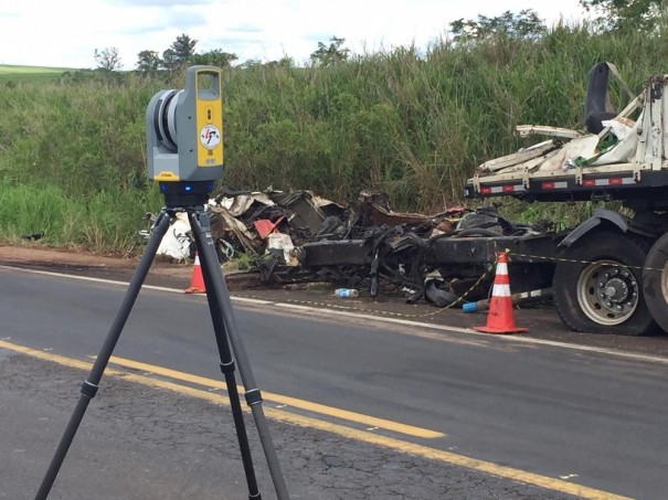 Polcia Cientfica faz mapeamento com escner em 3D no local do acidente que matou sete pessoas em Parapu