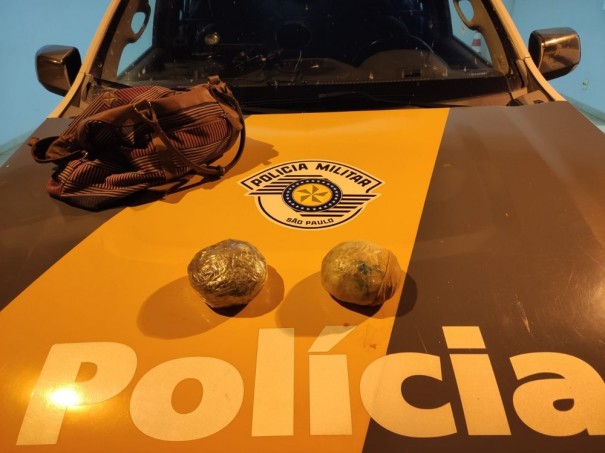 Mulher de 18 anos � presa em flagrante com pacotes de coca�na em mala de m�o