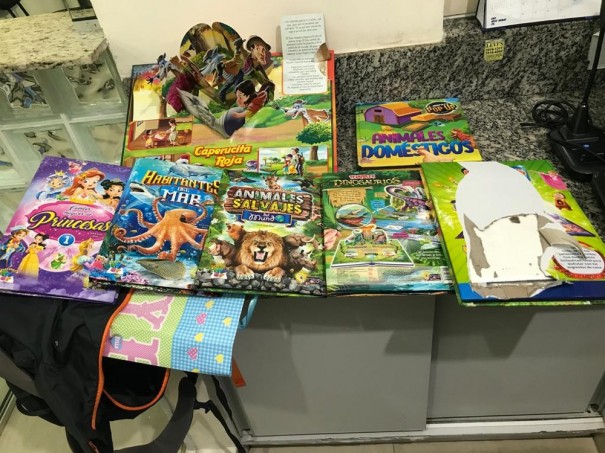 Pol�cia localiza drogas escondidas em livros infantis e prende mulher em flagrante