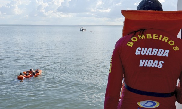 Corpo de Bombeiros de OC alerta para os perigos nadar alcoolizado