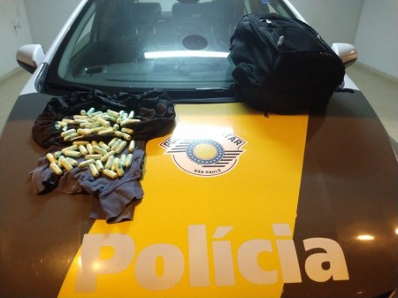 PM Rodoviária flagra homem transportando mais de 90 capsulas de cocaína em um ônibus na SP-270