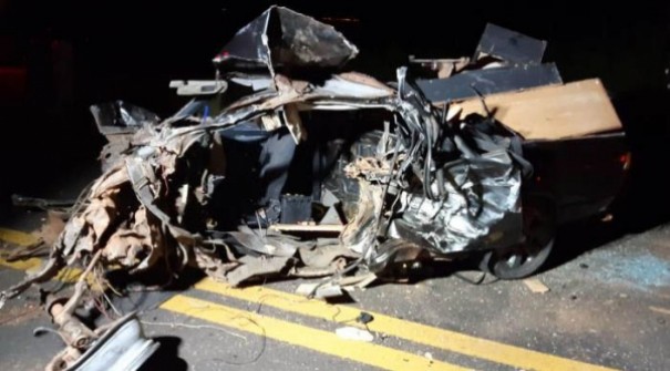 Jovem morre ap�s bater o carro em outro ve�culo na SP-294