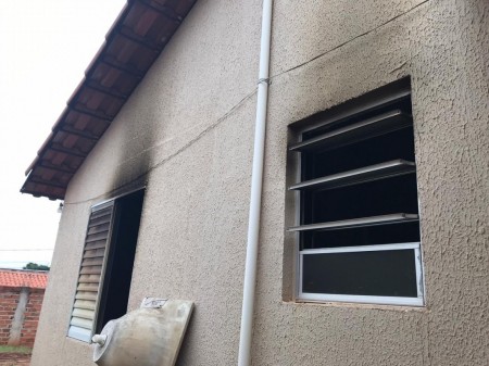 Moradora chega em casa e constata que houve incêndio em residência no Beija Flor, em Osvaldo Cruz