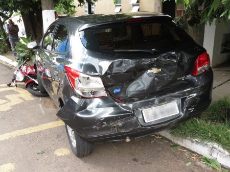 Carro e motocicleta estacionados ficam danificados após batida de caminhão em Dracena