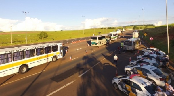 Dois motoristas de transporte escolar s�o autuados pela PM Rodovi�ria ap�s teste de baf�metro