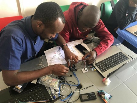 Brasileiro desenvolve projeto voluntário de robótica e descreve experiência na África: fome, genocídio, guerra e vontade de vencer