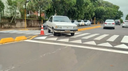Motorista usa lombofaixa para furar barreiras no trânsito na Avenida Rio Branco