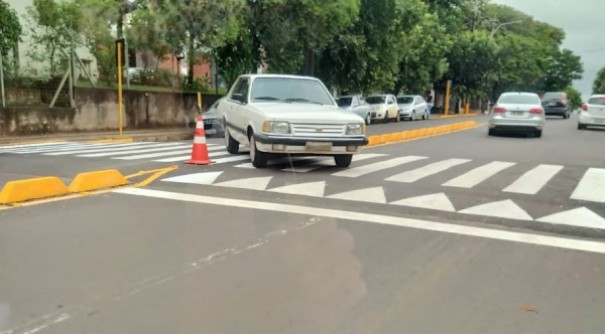 Motorista usa lombofaixa para furar barreiras no trnsito na Avenida Rio Branco