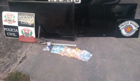 Operação conjunta apreende produtos furtados, dinheiro, droga e simulacro de arma em Pacaembu