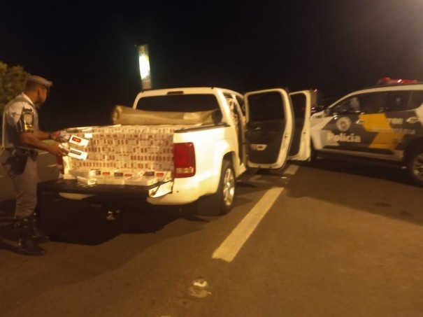 Pol�cia Rodovi�ria apreende mais de 22 mil ma�os de cigarros sem documenta��o fiscal em ve�culo e condutor acaba preso