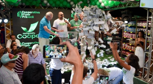 COCIPA: sorteio define ganhadores de carro, motos e 12 vale-compras da promoo 'Hiper Cliente Feliz'