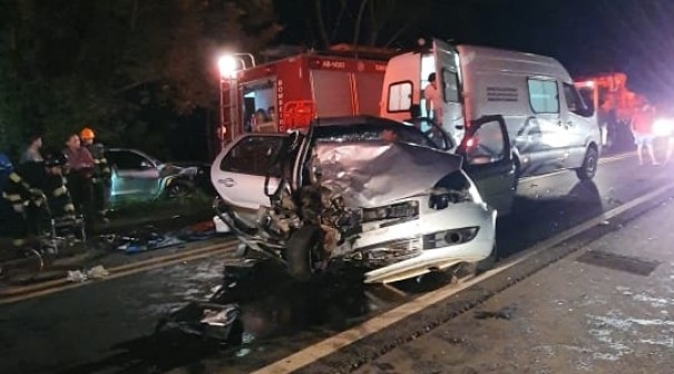 Batida frontal entre carro e caminhonete deixa quatro pessoas feridas em Santa Mercedes