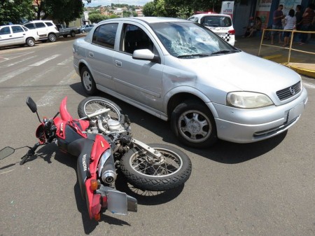 Motociclista é arremessada contra para-brisa de carro após colisão no Centro, em Dracena
