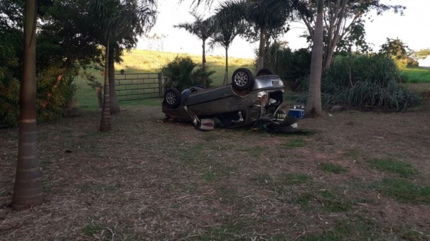 Acidente entre carro e micro-�nibus deixa mulher ferida na SP-294, em Luc�lia