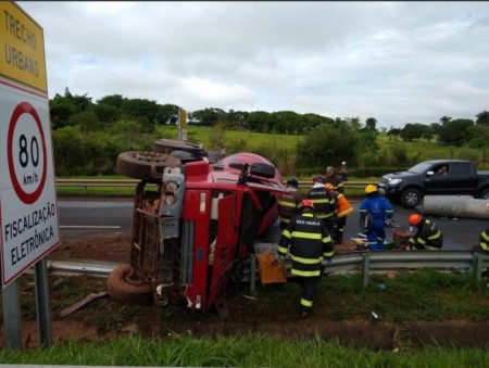 Motorista fica preso às ferragens após caminhão tombar em Rodovia da região