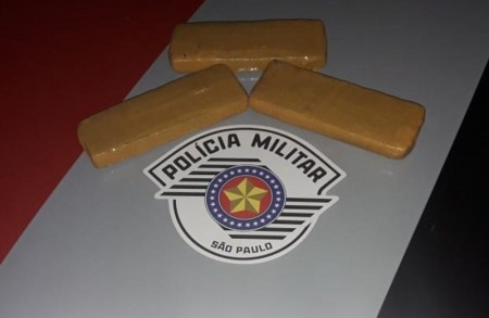 Polícia Militar de Irapuru detém menor com três tijolos de maconha na SP-294