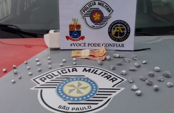 For�a T�tica prende indiv�duo com grande quantidade de drogas e dinheiro do tr�fico em Junqueir�polis