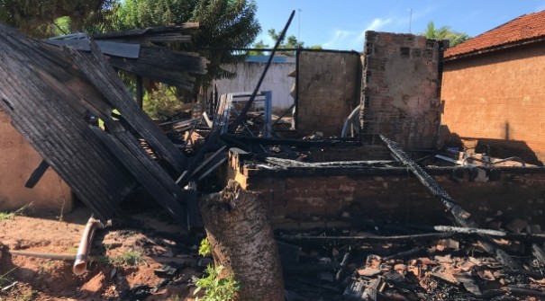 Pai e filho se salvam ilesos de incndio que destruiu residncia de madeira em Adamantina