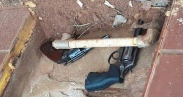 Trio arromba parede de banco, mas n�o consegue chegar ao cofre em Panorama