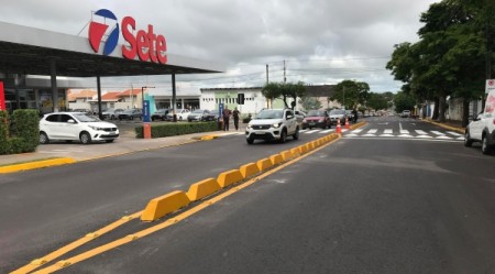 Trânsito de Adamantina instala prismas em trecho da Avenida Rio Branco
