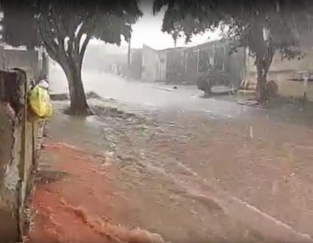 Chuva forte provoca alagamentos e água invade residências em Presidente Prudente