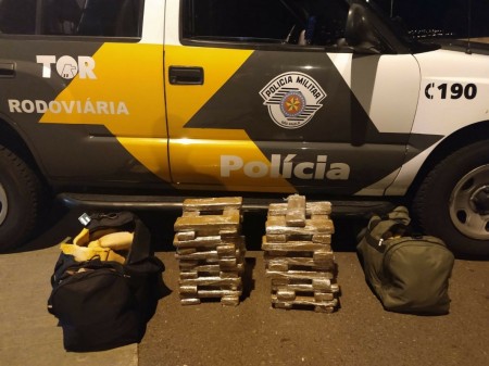 Passageiro de ônibus é preso com 49 tabletes de maconha escondidos em bolsas na SP-270