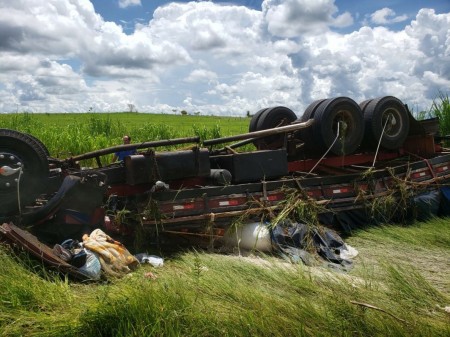Condutor perde o controle de direção e caminhão tomba fora do acostamento na SP-284