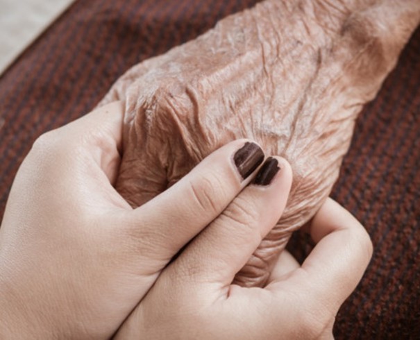 Idosos abandonados podero ser adotados no Brasil