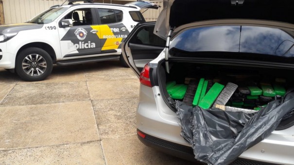 Fiscaliza��o encontra maconha e skank em carro e prende motorista em Parapu�